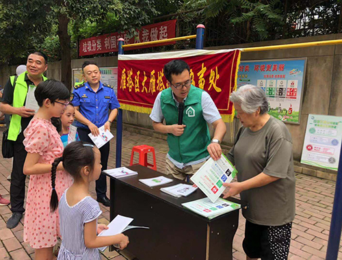 公司青年志愿隊(duì)進(jìn)社區(qū)宣傳垃圾分類