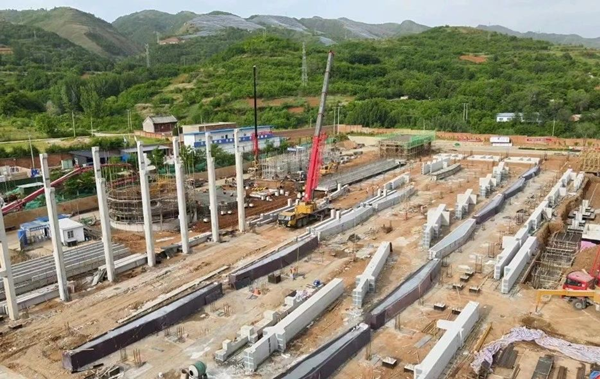 奮戰(zhàn)二季度｜電解廠房主體結(jié)構(gòu)框架柱開始吊裝！